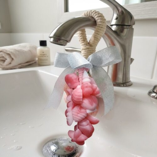 racimo de conchas de jabón en el grifo de un lavabo