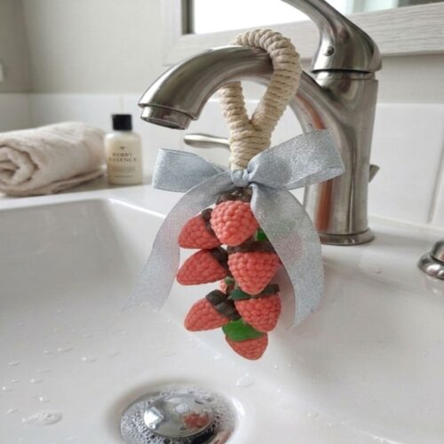 racimo de moras en el grifo de una lavabo